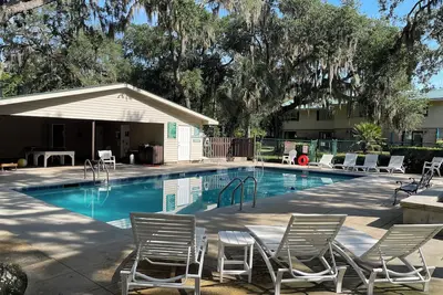 Image de Beach Escape: Bikes, Pool, King Bed, Well-equipped Kitchen - Steps to Sand!