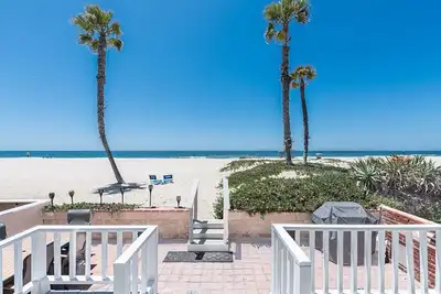 Image de Newly Listed: Single family oceanfront cottage! Directly on the sand.