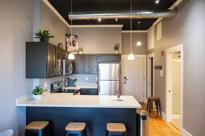 Image de Local Discounts! - Trendy Loft in Historic Downtown Newark