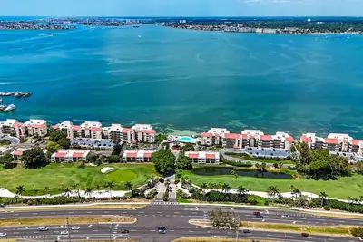 Image de Open - Close to beaches, interstate, and downtown, parking, tons of amenities
