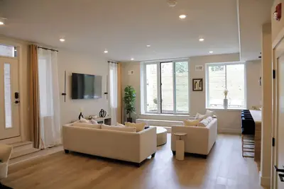 Image de Welcome to Nchanted Trilogy-Your Spacious University City Retreat! !