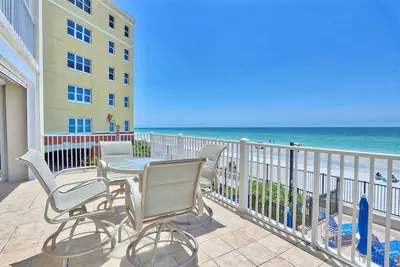 Image de ☀️Tides 1-211-Stunning Beachfront-Spacious Balcony-Pool+Hot Tub☀️