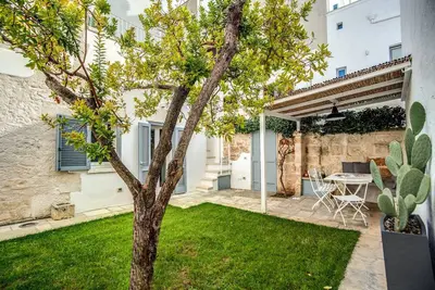 Image de The Secret Garden - charmante maison de ville avec patio verdoyant et terrasse