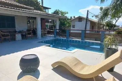 Image de Linda Casa em Búzios com 03 Quartos, ar Condicionado, Piscina e Churrasqueira