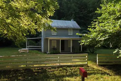 Dlt Cabins, Llc - Holler Hideaway Cozy house sleeps 4 on 10 Minutes from Snp