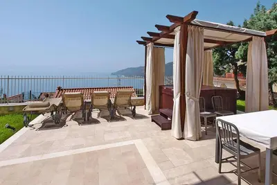 Image de Appartement à Taormina avec jacuzzi