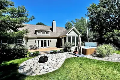 Image de Large Family Home in South Haven - Private Lake Access, Hot Tub, Sunroom & Patio