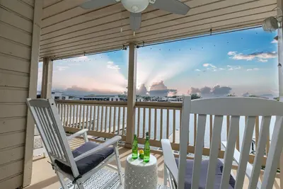 Image de Cape Terrace Waterfront Oasis