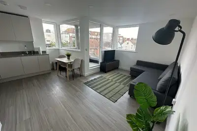 Image de Luxury modern Apt with parking on Leigh Broadway