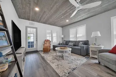 Image de Lake St Retreat: Walk to Beach, Harbor & Downtown
