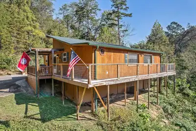 Image de Fall Leaf Sale and No Pet Fees! ! Secluded, family friendly cabin with Hot Tub