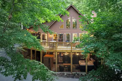 Image de Fam-Friendly Mountain Chalet: Hot Tub, Sauna, Gameroom, Adventure Bunkbeds