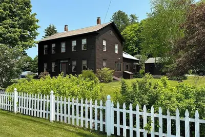 Image de 1820 Farmhouse with original Warren Kimble mural.