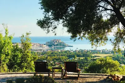 Image de Maisonnette en plein maquis, vue splendide à 5 min du centre et de la plage