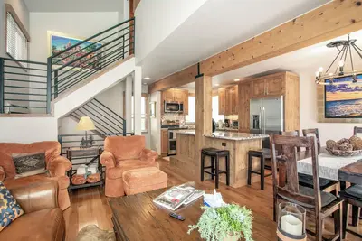 Image de Gorgeous Townhome, Private Hot Tub, Firepit and Bbq