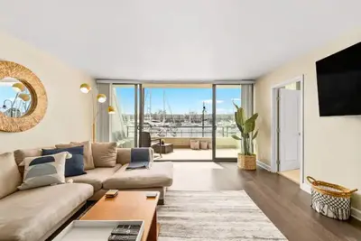 Image de Mesmerizing Marina Vista: Luxe 3-Bedroom W\/ Pool