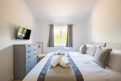 Image de Aintree | Stylish Cotswolds Stay with Workspace