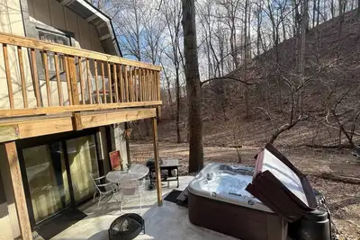 Image de Treehouse in Woods outdoor hot tub pool optional