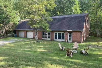 Blackberry Huge 2 Br apt, living & dining rms Bb23