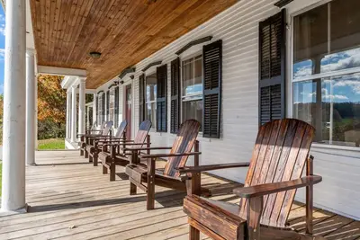 Image de 1788 Farmhouse Retreat. Ski, Bike, Hike & Lounge.