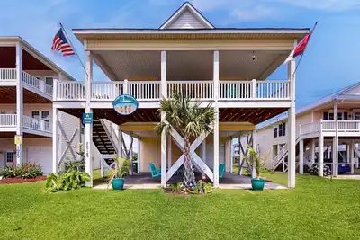 Image de Chic house with kayaks, balcony dining, beach chairs, central Ac, & washer/dryer