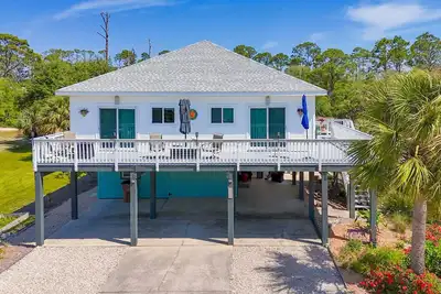 Image de Charming beach house with a Gulf view, patio, deck, washer/dryer, & Ac