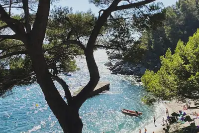 Image de Cabanon moderne, les pieds dans l'eau