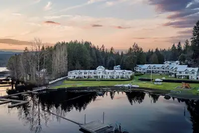 Image de Lakeside Resort Suite on Shawnigan Lake. Easy beach and lake access!
