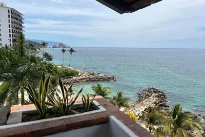 Image de Family-sized Beachfront Penthouse with a Tropical vibe