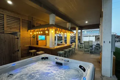 Image de 4 Br Beach House, Sleeps 12, Hot Tub, Gas Grill, Tiki Bar, Family & Dog Friendly