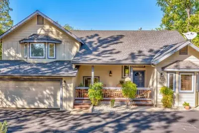Image de Bass Lake vacation home, 5 minutes to the lake & a 26 minute drive to Yosemite!