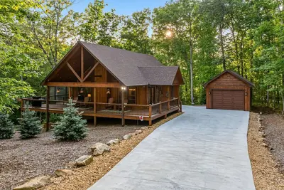 Image de Tranquility found a quiet cozy cabin with a hot tub and all paved road access…