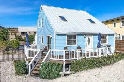 Image de Directly Across From Beach Access\nBeautifully renovated beach bungalow