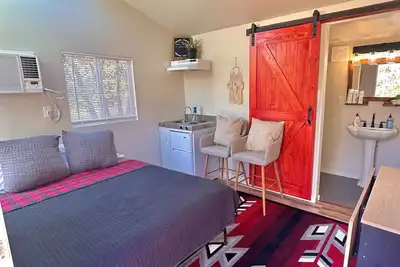 Image de Cozy and Quiet Tiny House Cottage with Skylight 2 Minutes from Main Street