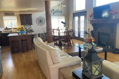 Image de Beautiful & cozy cabin with a view of Bear Lake. Near the golf course!