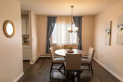 Image de Family-size condo in the heart of Fairbanks! Short walk to Creamer's field.