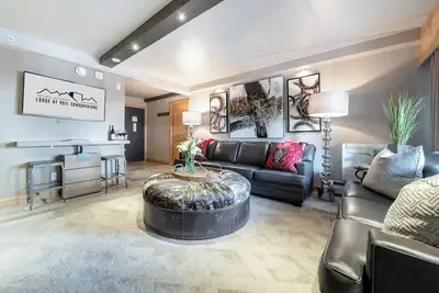 Image de Upscale Traditional Condo steps from Vail Mtn w/ fireplace, hot tub + spa access