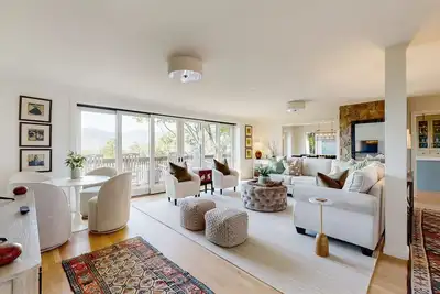 Image de Spacious mountain view lodge with  firepit, game room and incredible views