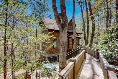 Image de Luxe home overlooking Blue Valley & a stream with elevator & designer interior