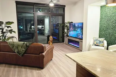 Image de Downtown Luxury King Suite, minutes from major venues in the heart of the city