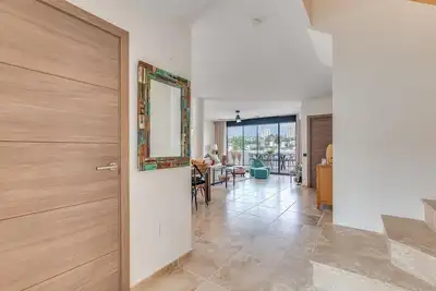 Central 3 Bdrm Spacious Penthouse w/ 2 Pools & Bbq