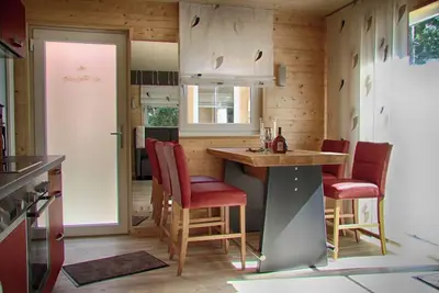 Image de Am Wald Gelegenes Ferienhaus mit Holzterrasse