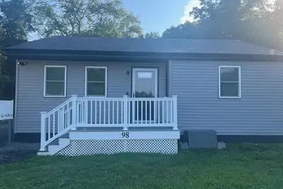 Image de Brand new remodel short drive from beaches with plenty of parking. Pet Friendly
