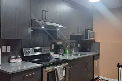 Image de 𝐬𝐡𝐢𝐧𝐲 𝐰𝐚𝐥𝐤𝐨𝐮𝐭 2 bed room 𝐬𝐮𝐢𝐭e (pet friendly)