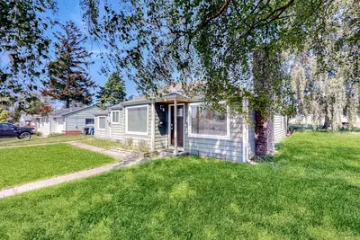 Image de Charming, single-level home with gas fireplace, patio, washer/dryer, & fast WiFi