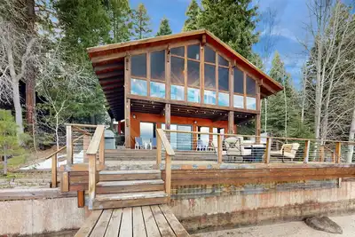 Image de Charming lakefront home & cottage with a deck, hot tub, & washer/dryer