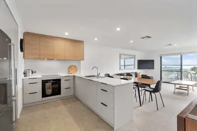 Image de 2/57 Barrage Road - Spinnaker river view