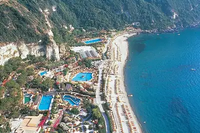 Image de A 5-minute walk to the sea and the famous Poseidon Gardens.
