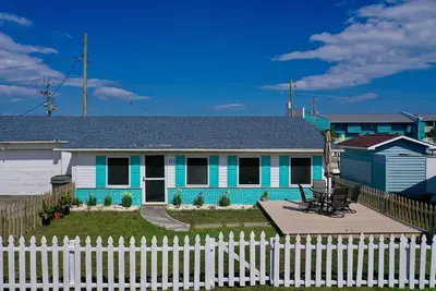 Image de 10% Off Aug + Sept! Adorable Beach Cottage, 1 Block from Kure Beach Pier, Dog Friendly, Fenced