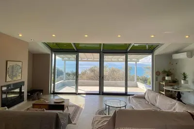 Image de Spacious, modern beachfront maisonette in a verdant suburb near the city centre